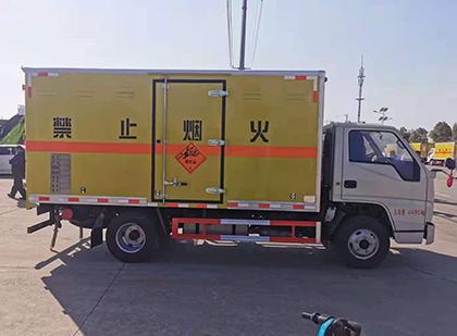 群英乡爆破器材运输车